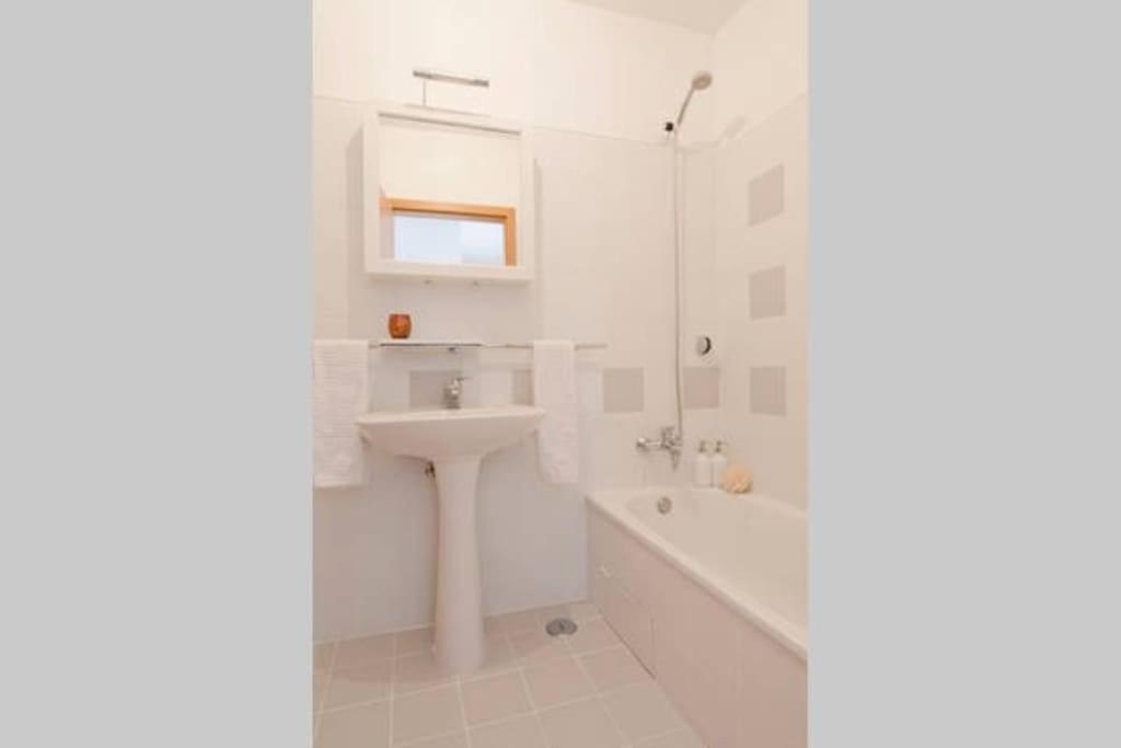 Apartment New Office - Free Wifi & Parking - Self Check-in - Daikin Airco *